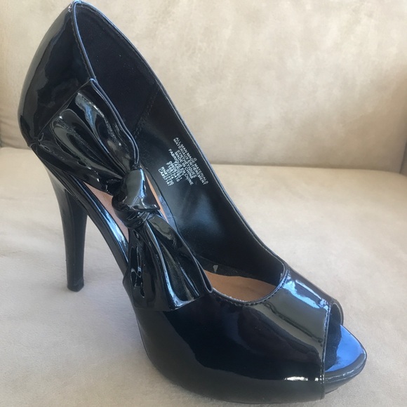 Xhilaration 8M BLK Patent 5” Stiletto Heel Open Toe Hidden 1”Platform Bow EUC - Picture 1 of 10